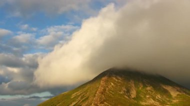 En yüksek dağ Zirvesi bulutlar kaplı.