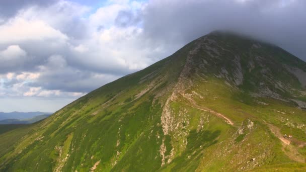 Nuvens cobertas de pico . — Vídeo de Stock