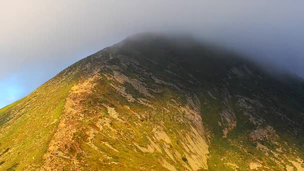 El pico de montaña más alto cubierto de nubes . — Vídeos de Stock