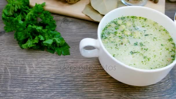 Soupe décorée de légumes frais et de pain . — Video