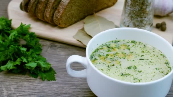 Sopa decorada com legumes frescos e pão . — Vídeo de Stock