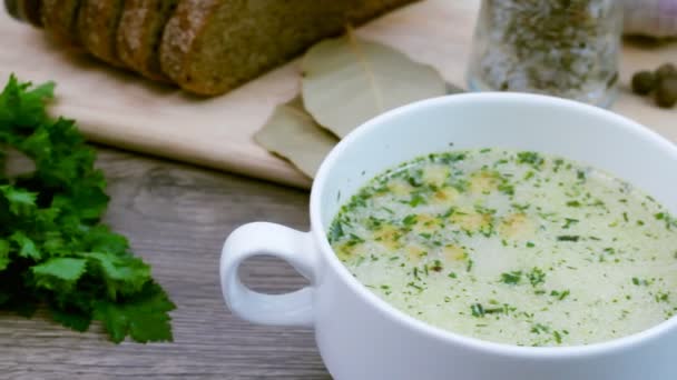 Суп прикрашений свіжими овочами та хлібом . — стокове відео