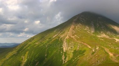 Düşük güneş ışınlarının en yüksek dağ Zirvesi bulutlar kaplı. Zaman atlamalı.