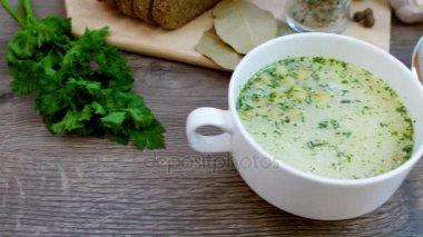 Beyaz bir tabak içinde croutons mantar çorbası üzerinde ahşap bir tablodur. Video Dolly ile çekildi.