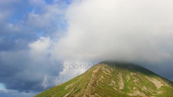 Pico Mais Alto Montanha Nos Raios Baixos Das Nuvens Cobertas — Vídeo de Stock