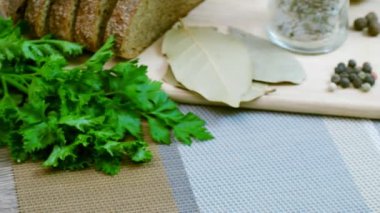 Beyaz bir tabak içinde croutons mantar çorbası üzerinde ahşap bir tablodur. Tripod pan filme.