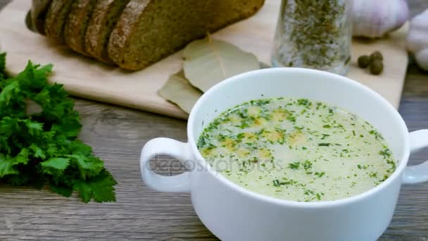 Soupe Aux Champignons Avec Croûtons Dans Plat Blanc Est Sur — Video
