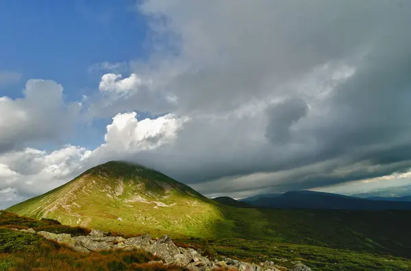 O pico de montanha mais alto nuvens cobertas . — Fotografia de Stock