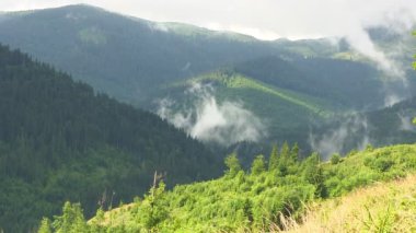 Karpat Dağları'nda bahar bulutlar.