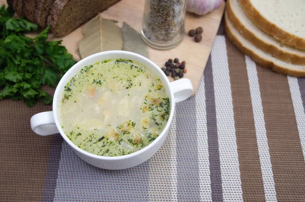 Грибной суп с гренками в белом блюде на деревянном столе — стоковое фото
