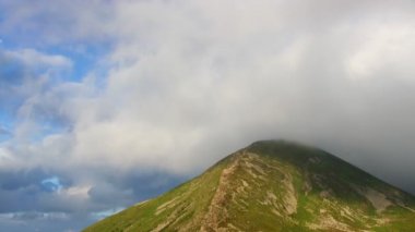 Düşük güneş ışınlarının en yüksek dağ Zirvesi bulutlar kaplı.