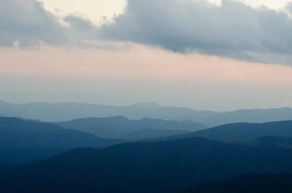 Foto delle montagne dopo il tramonto . — Foto Stock