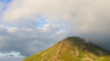 Düşük güneş ışınlarının en yüksek dağ Zirvesi bulutlar kaplı.