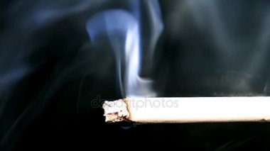 Yüksek kaliteli ses ile sigara. Arka ışık duman açıkça görülmeye başlıyor.