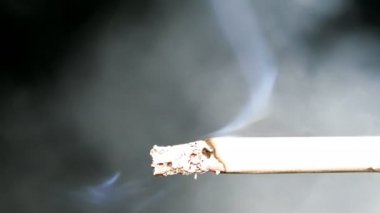 Yüksek kaliteli ses ile sigara. Arka ışık duman açıkça görülmeye başlıyor.