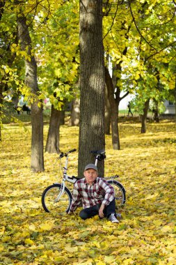 Kıdemli ve Onun Bisiklet sonbahar Park.
