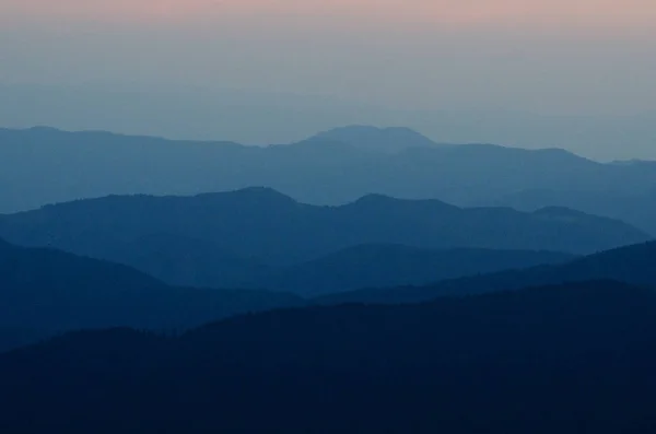 Fénykép a hegyek, napnyugta után. — Stock Fotó