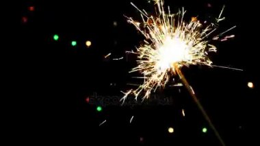 Siyah bir arka plan üzerinde Bengal ışıkları yanıyor.