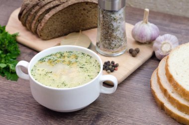 Beyaz bir tabak içinde croutons mantar çorbası üzerinde ahşap bir tablodur