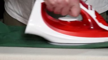 Adam evde elbise Ütü orta bölümü. 4k