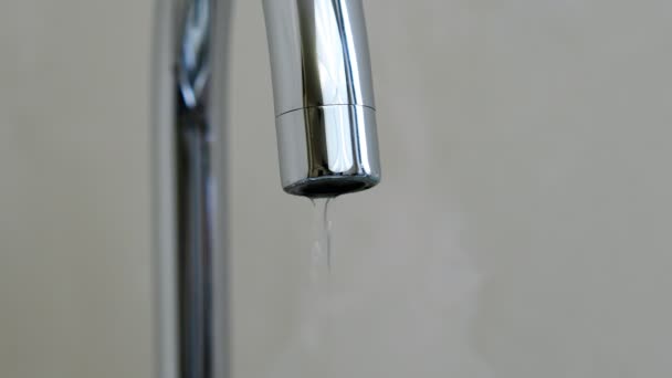 Nahaufnahme Der Heimischen Küche Tropfen Wassertropfen Aus Dem Wasserhahn — Stockvideo