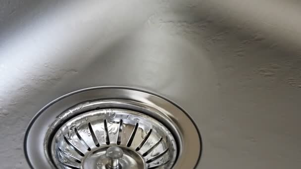一滴水滴进厨房水槽 — 图库视频影像