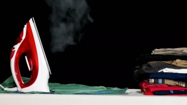 黑色背景下有蒸汽的红铁 — 图库视频影像