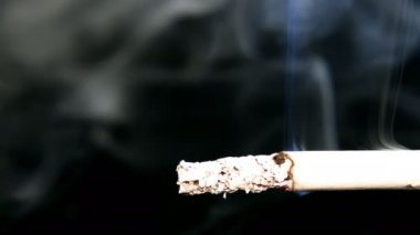 Siyah bir zemin üzerine sigara içiyorum. Arka ışık duman açıkça görülmeye başlıyor.