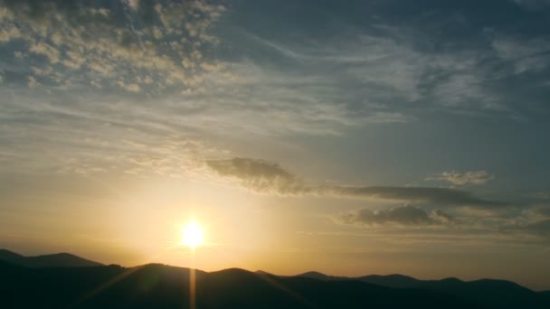 Un laps de temps d'un lever de soleil sur les Carpates .