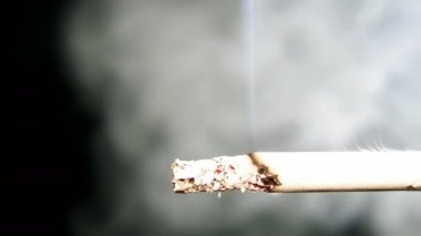 Siyah bir zemin üzerine sigara içiyorum. Arka ışık duman açıkça görülmeye başlıyor.