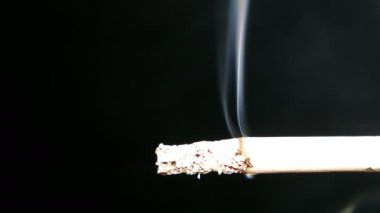 Siyah bir zemin üzerine sigara içiyorum. Arka ışık duman açıkça görülmeye başlıyor.