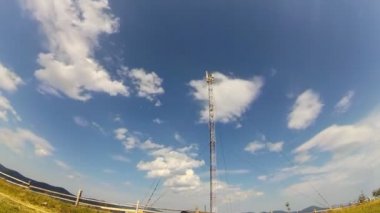 GSM veya Cdma anten mavi gökyüzü arka plan, timelapse.