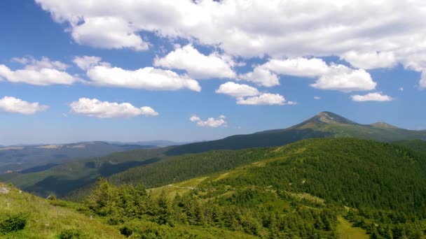 Poklatkowy Piękny Krajobraz Lato Górach Chmur Przepływających Przeciw Błękitne Niebo — Wideo stockowe