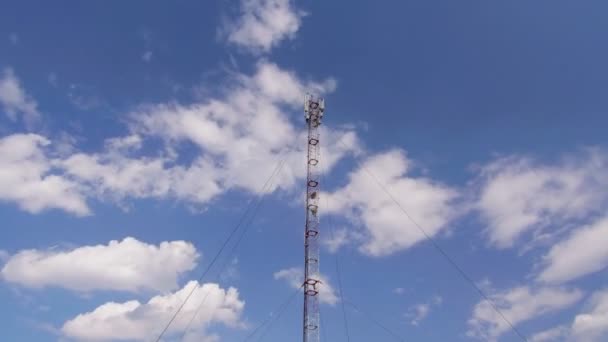 Gsm Oder Cdma Antenne Auf Blauem Himmelshintergrund Zeitraffer — Stockvideo