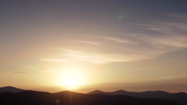 Un laps de temps d'un lever de soleil sur les Carpates .