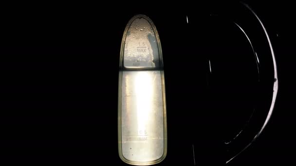 透明电水壶中气泡蒸馏水的特写 — 图库视频影像