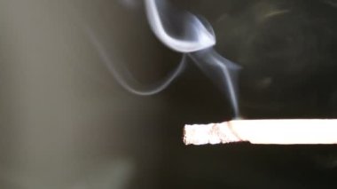 Siyah bir zemin üzerine sigara içiyorum. Arka ışık duman açıkça görülmeye başlıyor.