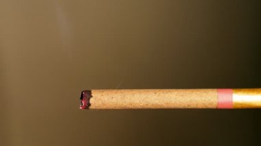 Siyah bir zemin üzerine sigara içiyorum. Arka ışık duman açıkça görülmeye başlıyor.