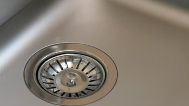 Su lavabo drenaj dönen.