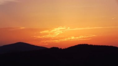 Zaman atlamalı bir gündoğumu Karpat Dağları üzerinde.