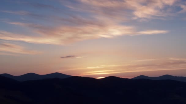 Un laps de temps d'un lever de soleil sur les Carpates .