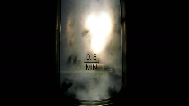 透明電気ケトルの泡でお湯を沸かすクローズアップ — ストック動画