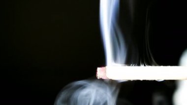 Siyah bir zemin üzerine sigara içiyorum. Arka ışık duman açıkça görülmeye başlıyor.