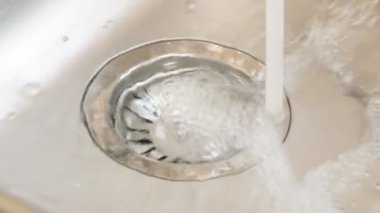 Bir mutfak lavabo musluk suyu doldurur.