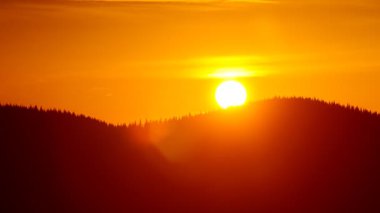 Zaman atlamalı bir gündoğumu Karpat Dağları üzerinde.