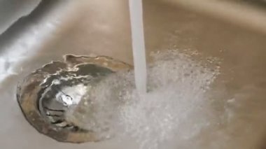 Bir mutfak lavabo musluk suyu doldurur.