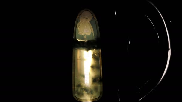 Gros plan de l'eau bouillante avec des bulles dans une bouilloire électrique transparente .