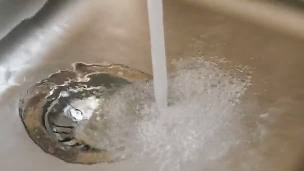 Wasser Aus Dem Wasserhahn Füllt Eine Küchenspüle — Stockvideo