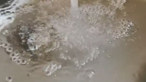 Νερό Από Μια Βρύση Γεμίζει Ένα Νεροχύτη Της Κουζίνας — Αρχείο Βίντεο