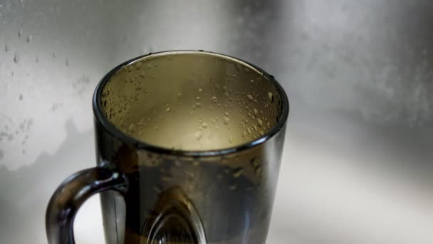 水龙头里的水滴落在杯子里 — 图库视频影像